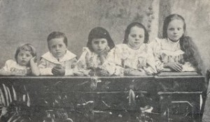 Rodzenstwo Szumskich. Od lewej: Stanislaw, Bogumil, Jadwiga, Helena, Maria (pozniej Dabrowska)